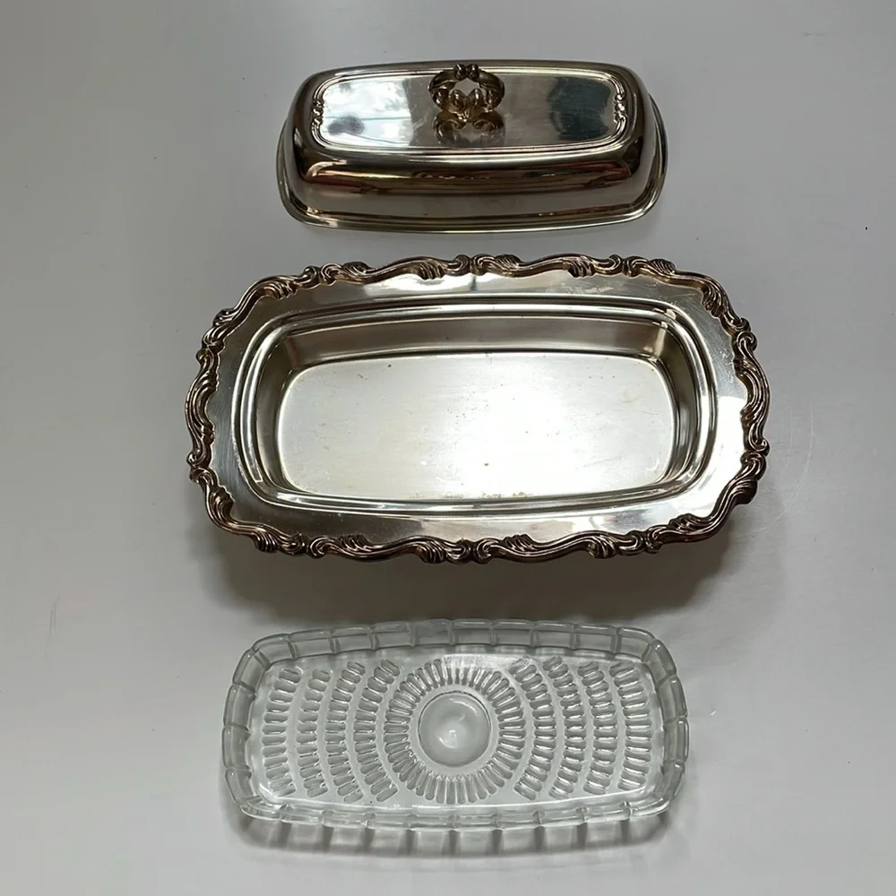William A Rogers set of silver-plated gravy boat, butter‎ dish, & platter.